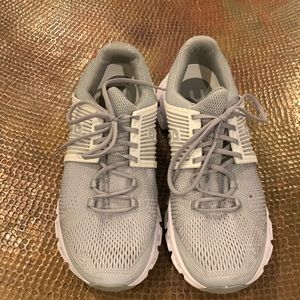 On Cloud tennis shoes only worn a few times. In great shape.